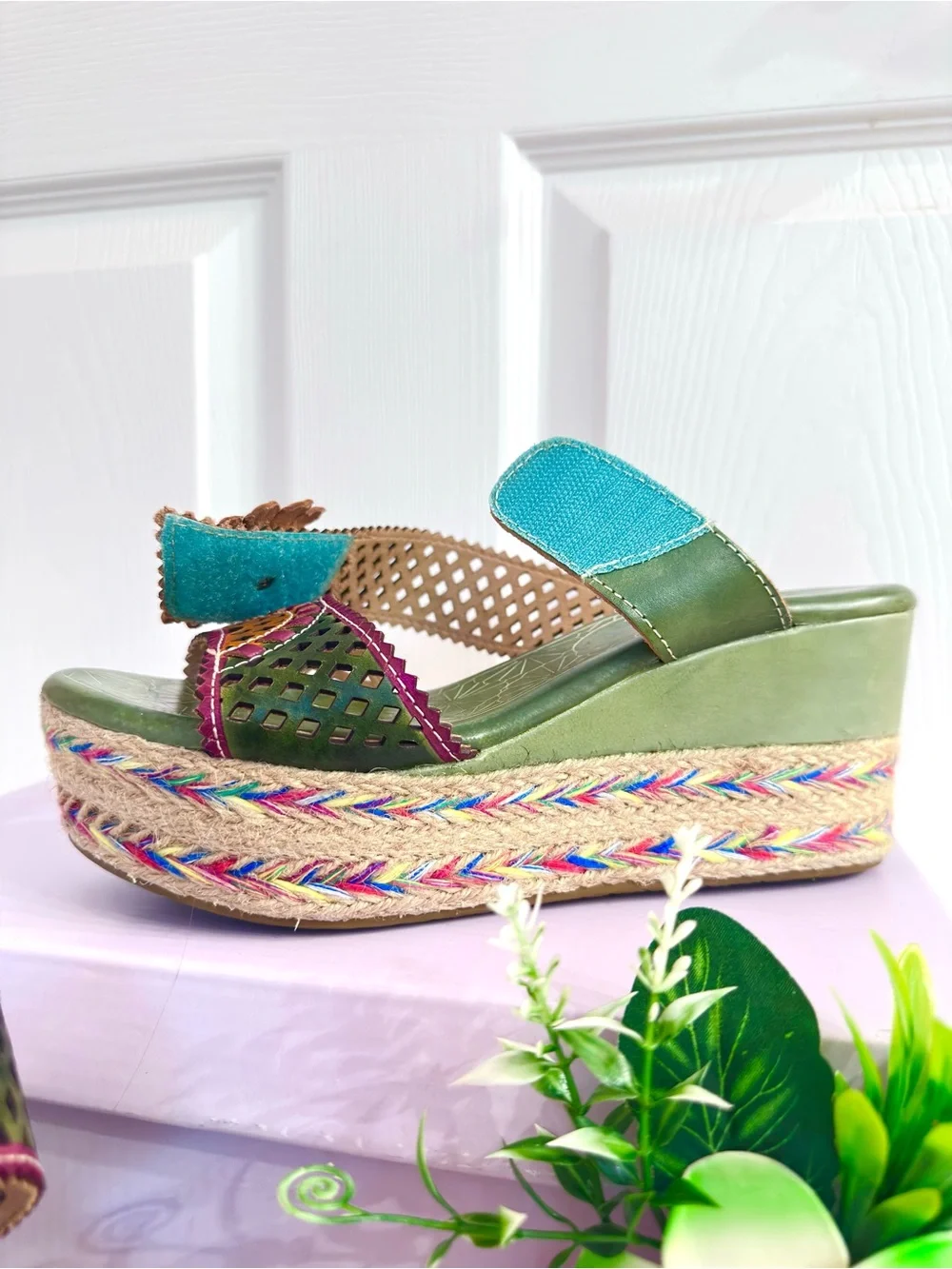 L’ARTISTE ~ Olive Green Platform Sandals w/Decorative Sunflower Velcro Straps